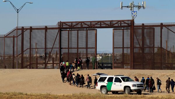  مهاجرون من أمريكا الوسطى برفقة مسؤولي الجمارك وحماية الحدود الأمريكية - سبوتنيك عربي