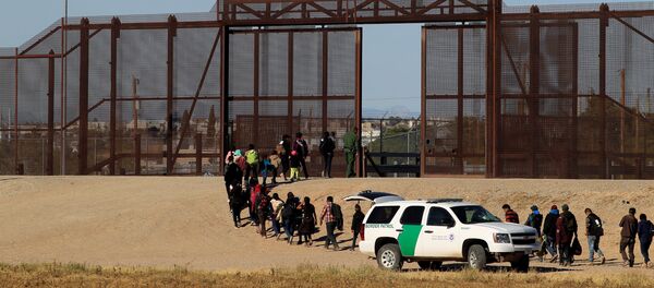 مهاجرون من أمريكا الوسطى برفقة مسؤولي الجمارك وحماية الحدود الأمريكية مهاجرون من أمريكا الوسطى برفقة مسؤولي الجمارك وحماية الحدود الأمريكية - سبوتنيك عربي