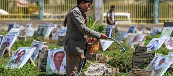 طفل يمني يعمل في المقبرة - سبوتنيك عربي