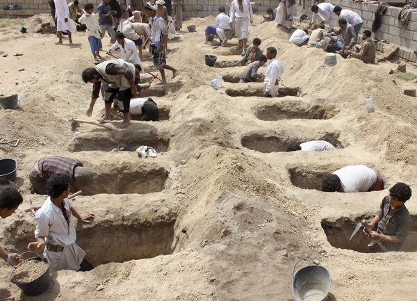 أطفال يحفرون المقابر في اليمن أطفال يحفرون المقابر في اليمن - سبوتنيك عربي