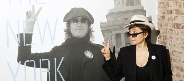 يوكو أونو وهي تكشف عن معرض جون لينون: سنوات مدينة نيويورك في قاعة روك آند رول أوف فيم - سبوتنيك عربي