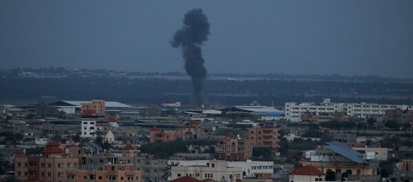 الدخان يتصاعد بعد غارة جوية إسرائيلية في جنوب قطاع غزة - سبوتنيك عربي