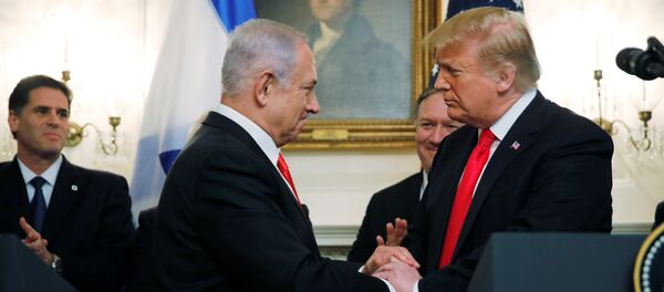 الرئيس الأمريكي دونالد ترامب مع رئيس الوزراء الإسرائيلي بنيامين نتنياهو في البيت الأبيض - سبوتنيك عربي