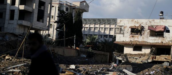غزة، قطاع غزة، فلسطين - مواطنون غزيون بعد ليلة من قصف الطيران الحربي الإسرائيلي، مكتب إسماعيل هنية بعد القصف، 26 مارس/ آذار 2019 - سبوتنيك عربي