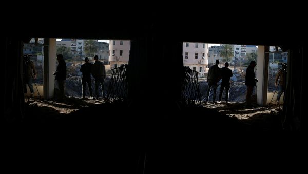 غزة، قطاع غزة، فلسطين - مواطنون غزيون بعد ليلة من قصف الطيران الحربي الإسرائيلي، 26 مارس/ آذار 2019 غزة، قطاع غزة، فلسطين - مواطنون غزيون بعد ليلة من قصف الطيران الحربي الإسرائيلي، 26 مارس/ آذار 2019 - سبوتنيك عربي