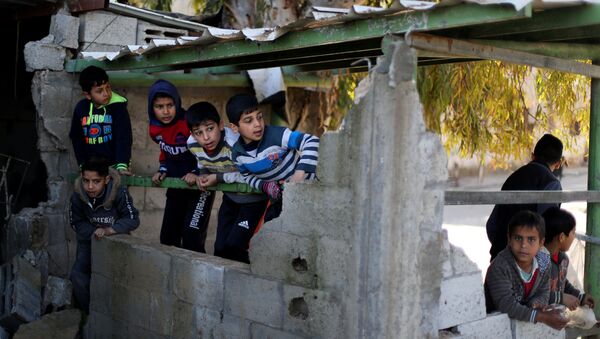 غزة، قطاع غزة، فلسطين - مواطنون غزيون بعد ليلة من قصف الطيران الحربي الإسرائيلي،  26 مارس/ آذار 2019 - سبوتنيك عربي