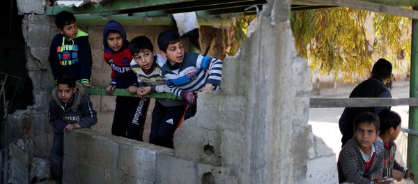 غزة، قطاع غزة، فلسطين - مواطنون غزيون بعد ليلة من قصف الطيران الحربي الإسرائيلي، 26 مارس/ آذار 2019 غزة، قطاع غزة، فلسطين - مواطنون غزيون بعد ليلة من قصف الطيران الحربي الإسرائيلي، 26 مارس/ آذار 2019 - سبوتنيك عربي
