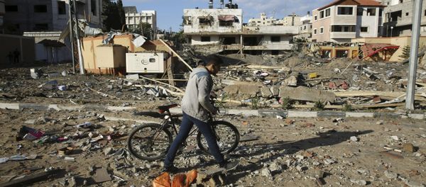 غزة، قطاع غزة، فلسطين - مواطنون غزيون بعد ليلة من قصف الطيران الحربي الإسرائيلي،  26 مارس/ آذار 2019 - سبوتنيك عربي