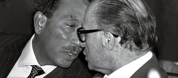 الرئيس المصري أنور السادات ورئيس الوزراء الإسرائيلي مناحم بيجن وتوقيع اتفاقية كامب ديفيد الرئيس المصري أنور السادات ورئيس الوزراء الإسرائيلي مناحم بيجن وتوقيع اتفاقية كامب ديفيد - سبوتنيك عربي