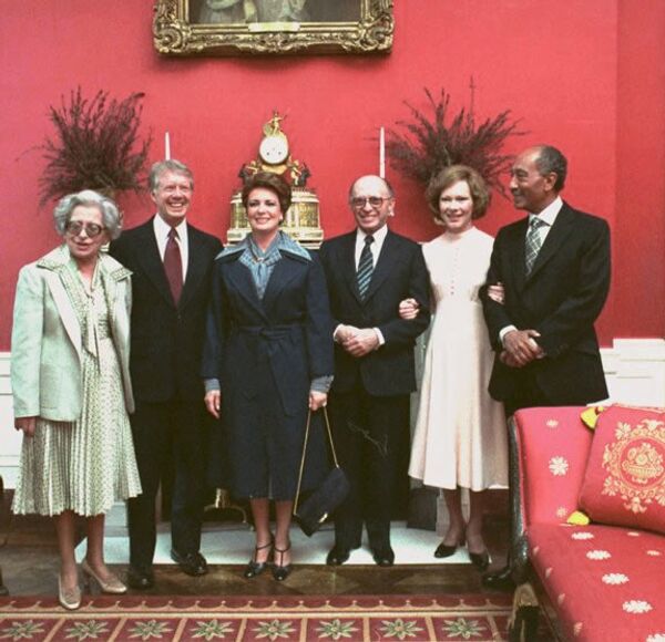 الرئيس الأمريكي جيمي كارتر والرئيس المصري أنور السادات ورئيس الوزراء الإسرائيلي مناحم بيجن وزوجاتهم في البيت الأبيض  - سبوتنيك عربي