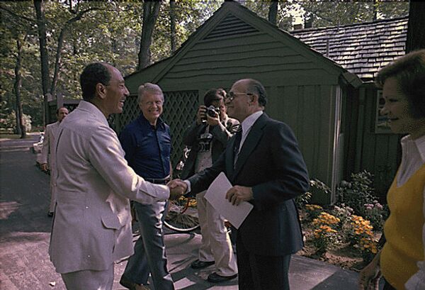 الرئيس المصري أنور السادات والرئيس الأمريكي جيمي كارتر ورئيس الوزراء الإسرائيلي مناحم بيجن  - سبوتنيك عربي