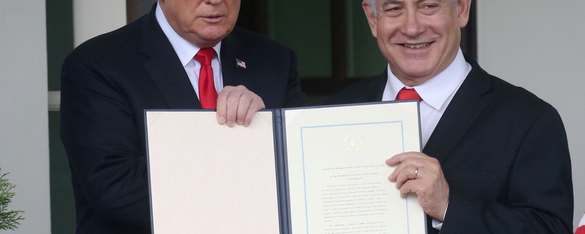 الرئيس الأمريكي دونالد ترامب خلال توقيعه اعتراف بلاده رسميا بالسيادة الإسرائيلية على هضبة الجولان وبجانبه رئيس وزراء إسرائيل بنيامين نتنياهو الرئيس الأمريكي دونالد ترامب خلال توقيعه اعتراف بلاده رسميا بالسيادة الإسرائيلية على هضبة الجولان وبجانبه رئيس وزراء إسرائيل بنيامين نتنياهو - سبوتنيك عربي, 1920, 12.09.2019