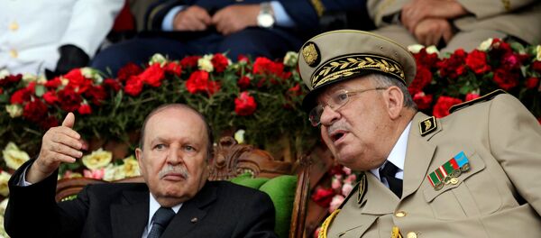 قائد الجيش الجزائري أحمد قايد صالح بجانب الرئيس الجزائري عبد العزيز بوتفليقة - سبوتنيك عربي