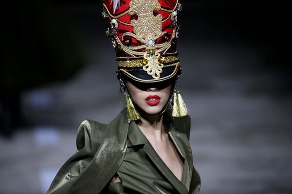 عرض مجموعة أزياء من تصميم Hu Sheguang في إطار أسبوع الموضة في بكين، الصين 25 مارس/ آذار 2019 - سبوتنيك عربي