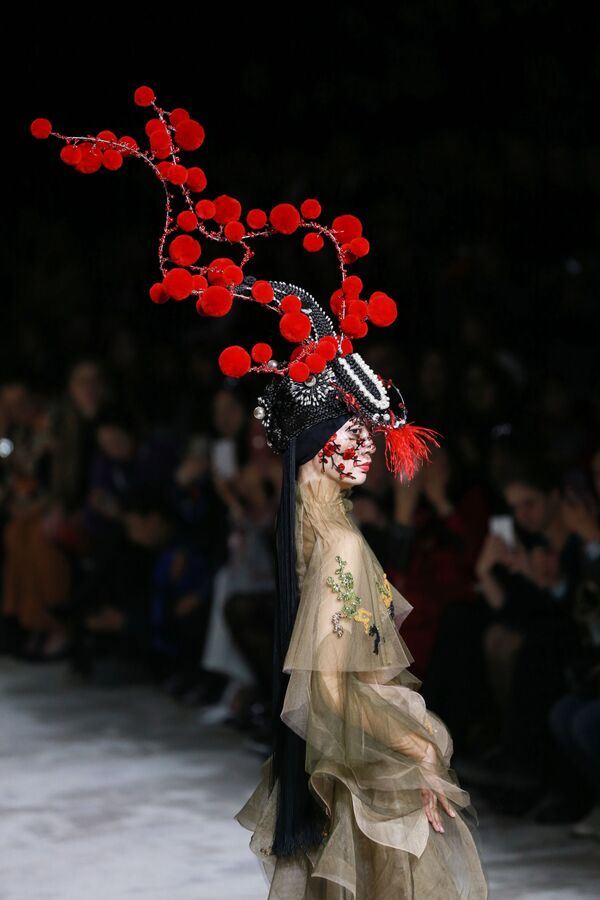 عرض مجموعة أزياء من تصميم Hu Sheguang في إطار أسبوع الموضة في بكين، الصين 25 مارس/ آذار 2019 - سبوتنيك عربي