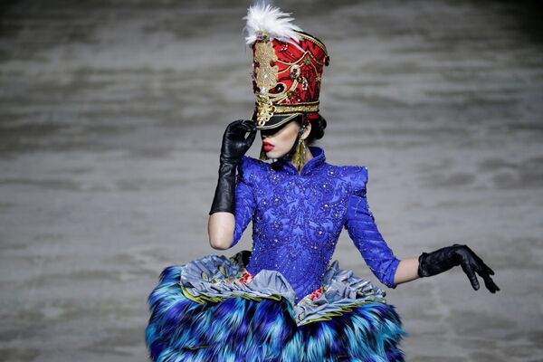 عرض مجموعة أزياء من تصميم Hu Sheguang في إطار أسبوع الموضة في بكين، الصين 25 مارس/ آذار 2019 - سبوتنيك عربي