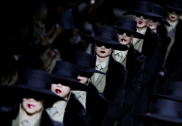 عرض مجموعة أزياء من تصميم Hu Sheguang في إطار أسبوع الموضة في بكين، الصين 25 مارس/ آذار 2019 - سبوتنيك عربي