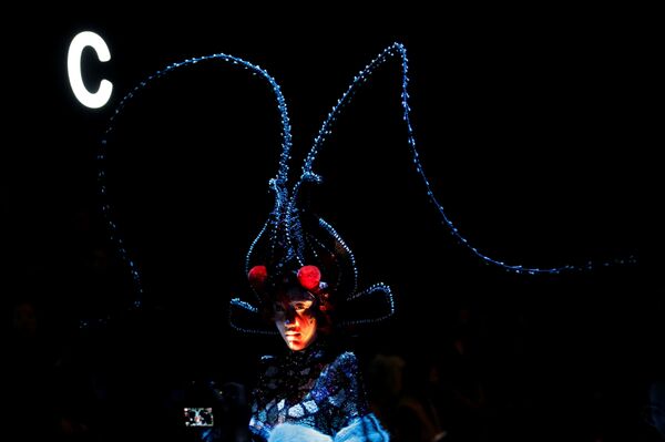 عرض مجموعة أزياء من تصميم Hu Sheguang في إطار أسبوع الموضة في بكين، الصين 25 مارس/ آذار 2019 - سبوتنيك عربي