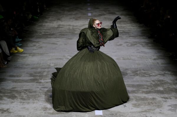 عرض مجموعة أزياء من تصميم Hu Sheguang في إطار أسبوع الموضة في بكين، الصين 25 مارس/ آذار 2019 - سبوتنيك عربي