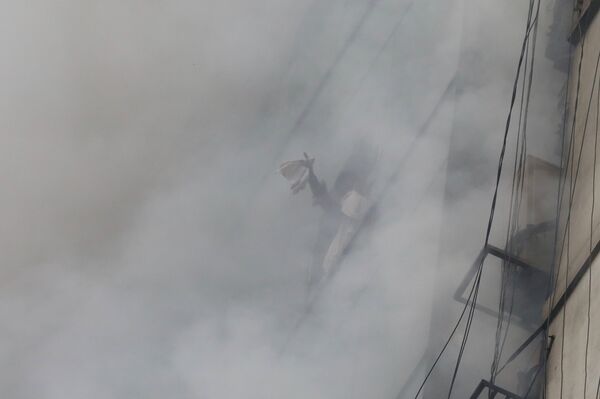 حريق برج تجاري في بنغلادش - سبوتنيك عربي