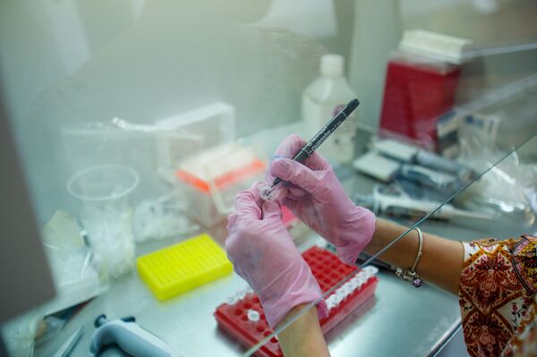 موظفة في مختبر الهندسة الوراثية، أولغا غلازوفا، أثناء فحص عينات من البلاستيدات باستخدام مجهر - سبوتنيك عربي