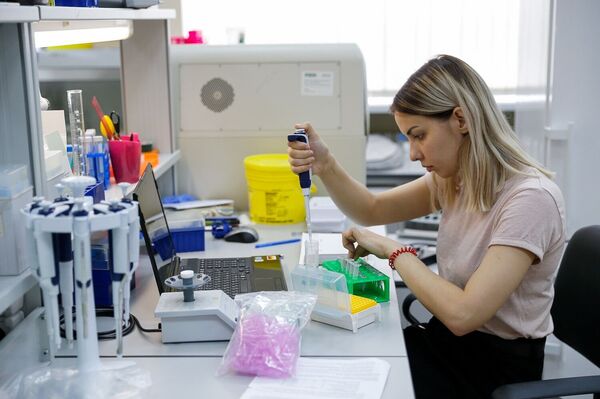 موظفة في مختبر التقنيات الوراثية الجزيئية، بجامعة جامعة البلطيق الفيدرالية (باسم إيمانويل كانت) - سبوتنيك عربي