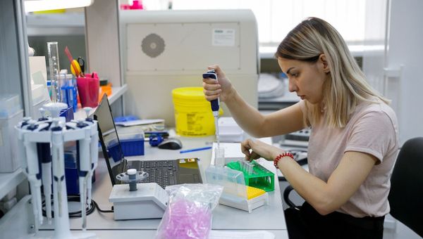 موظفة في مختبر التقنيات الوراثية الجزيئية، بجامعة جامعة البلطيق الفيدرالية (باسم إيمانويل كانت) موظفة في مختبر التقنيات الوراثية الجزيئية، بجامعة جامعة البلطيق الفيدرالية (باسم إيمانويل كانت) - سبوتنيك عربي