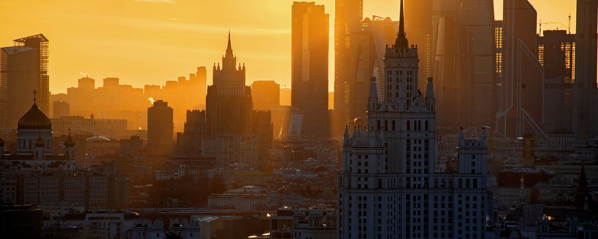 صورة على خلفية مبنى كوتيلنيكي (أمام الصورة)، وناطحات سحاب المركز التجاري موسكفا سيتي ومبنى وزارة الخارجية الروسية (وسط الصورة) في موسكو - سبوتنيك عربي, 1920, 22.09.2025