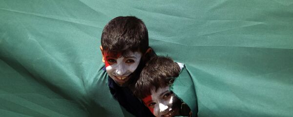 أطفال في حشد من أنصار الحوثيين، المكرس للذكرى الرابعة لتدخل التحالف العربي بقيادة السعودية في اليمن، صنعاء 26 مارس/ آذار 2019 - سبوتنيك عربي