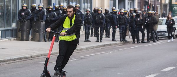 مشارك في تظارهات السترات الصفراء في باريس، مارس/ آذار 2019 - سبوتنيك عربي