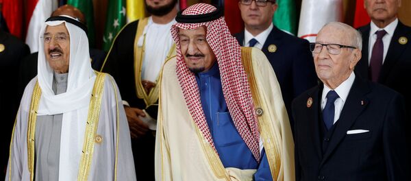 العاهل السعودي الملك سلمان مع الرئيس التونسي الباجي قايد السبسي وأمير الكويت صباح الأحمد الجابر الصباج - سبوتنيك عربي