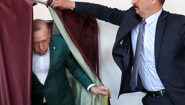 الرئيس التركي رجب طيب أردوغان يحضر التصويت في مركز الاقتراع خلال الانتخابات البلدية في اسطنبول - سبوتنيك عربي