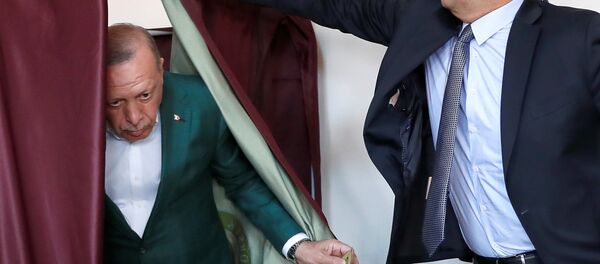 الرئيس التركي رجب طيب أردوغان يحضر التصويت في مركز الاقتراع خلال الانتخابات البلدية في اسطنبول الرئيس التركي رجب طيب أردوغان يحضر التصويت في مركز الاقتراع خلال الانتخابات البلدية في اسطنبول - سبوتنيك عربي