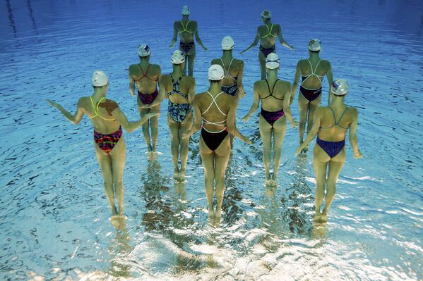 المنتخب الوطني الروسي للسباحة الإيقاعية، أثناء دورة تدريبية في مركز لتدريب الفرق الوطنية الروسية أوزيرو كروغلويه في منطقة موسكو - سبوتنيك عربي