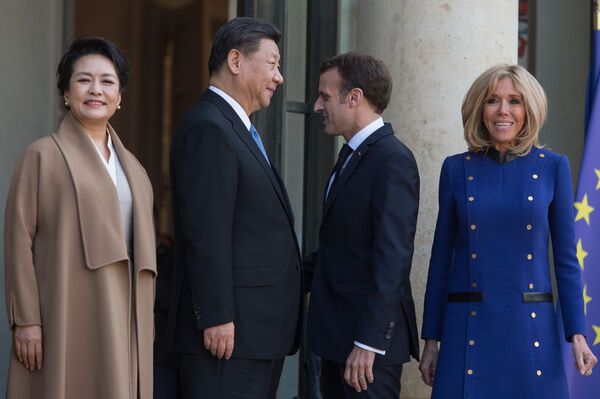 الرئيس الصيني شي جين بينغ مع زوجته بنغ ليوان، والرئيس الفرنسي إيمانويل ماكرون مع زوجته بريدجيت ماكرون، خلال اجتماع قادة دول الاتحاد الأوروبي والصين في قصر الإليزيه في باريس - سبوتنيك عربي