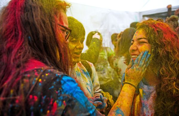 مشاركون في مهرجان هولي-ميلا في مركز الثقافة الهندي في موسكو - سبوتنيك عربي