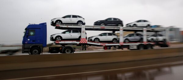 شاحنة تنقل سيارات جديدة من ميتسوبيشي على الطريق السريع بالإسكندرية أثناء هطول أمطار غزيرة شاحنة تنقل سيارات جديدة من ميتسوبيشي على الطريق السريع بالإسكندرية أثناء هطول أمطار غزيرة - سبوتنيك عربي