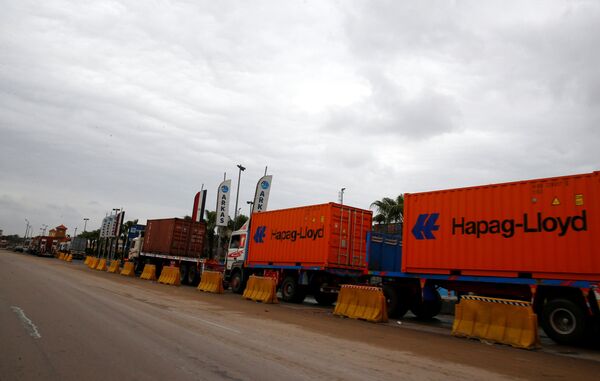 شاحنات الحاويات تقف في طابور على الطريق بسبب سوء الأحوال الجوية في مدينة الإسكندرية المطلة على البحر المتوسط - سبوتنيك عربي