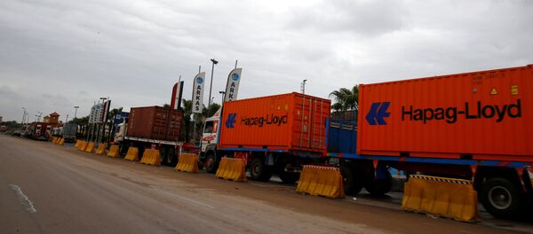 شاحنات الحاويات تقف في طابور على الطريق بسبب سوء الأحوال الجوية في مدينة الإسكندرية المطلة على البحر المتوسط - سبوتنيك عربي