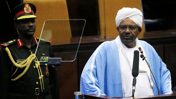 الرئيس السوداني عمر البشير يلقي خطابا في البرلمان - سبوتنيك عربي