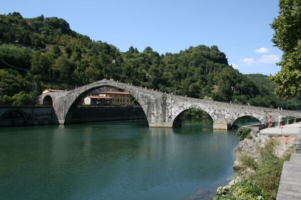 جسر ماريا ماغدالينا في مدينة بورغو-أ-موتسانو، إيطاليا - سبوتنيك عربي