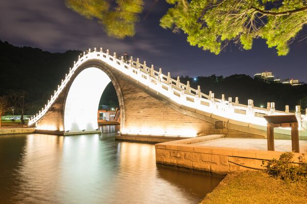 الجسر القمري في حديقة داهو في تايبيه، تايوان - سبوتنيك عربي