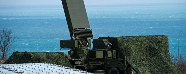 حاويات الرادار (في الوسط) وحاويات الصواريخ المضادة للطائرات (يسار) من فوج الدفاع الجوي إس 400 - سبوتنيك عربي