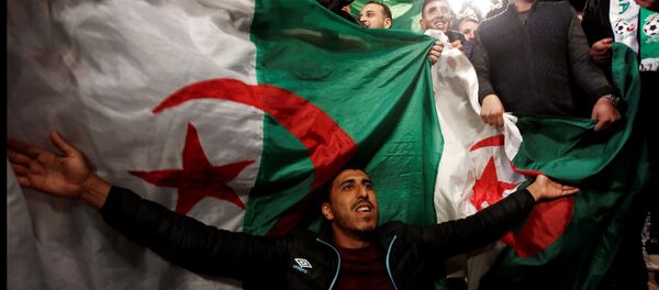 يحتفل الناس في الشوارع بعد أن قدم الرئيس الجزائري عبد العزيز بوتفليقة استقالته في الجزائر العاصمة - سبوتنيك عربي