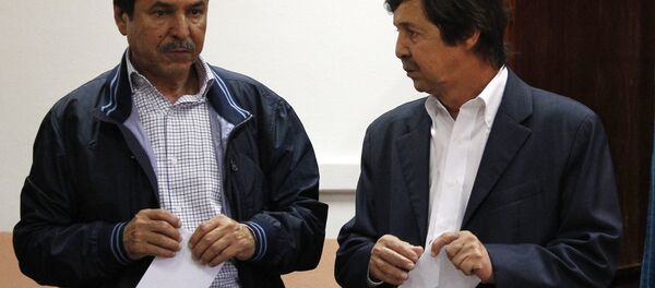 شقيقا الرئيس الجزائري عبد العزيز بوتفليقة، سعيد وناصر بوتفليقة يتحدثان قبل التصويت في الجزائر العاصمة. - سبوتنيك عربي