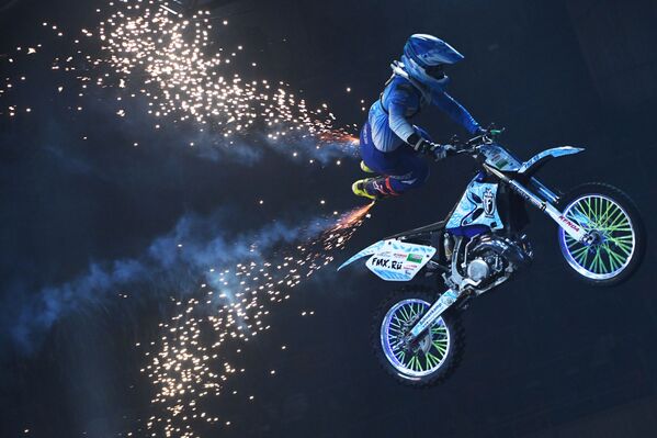 أداء أحد المشاركين في مهرجان رياضي بروريف (اختراق) في الساحة الرياضية الصغيرة لملعب لوجنيكي في موسكو - سبوتنيك عربي