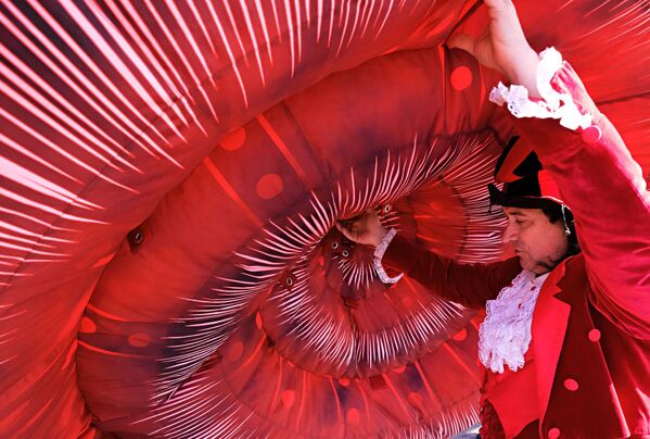 فنان من مسرح كوميك-تريست، إيغور سلادكيفيتش، أثناء عرض مسرحي أمام جمهور في ميدان في سان بطرسبورغ - سبوتنيك عربي