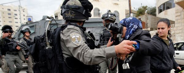 قوات الجيش الإسرائيلي تمنع مصورة فلسطينية من التقاط صورأثناء تدمير منزل تابع لعائلة فلسطينية في بيت جالا، الضفة الغربية، 2 أبريل/ نيسان 2019 قوات الجيش الإسرائيلي تمنع مصورة فلسطينية من التقاط صورأثناء تدمير منزل تابع لعائلة فلسطينية في بيت جالا، الضفة الغربية، 2 أبريل/ نيسان 2019 - سبوتنيك عربي