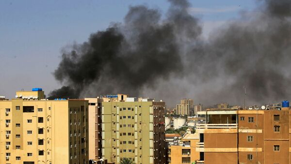 دخان إثر إطلاق الشرطة السودانية الغاز المسيل للدموع على المتظاهرين - سبوتنيك عربي