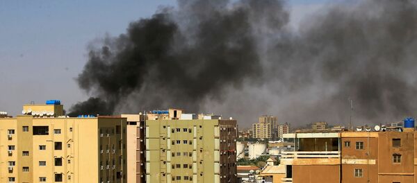 دخان إثر إطلاق الشرطة السودانية الغاز المسيل للدموع على المتظاهرين - سبوتنيك عربي